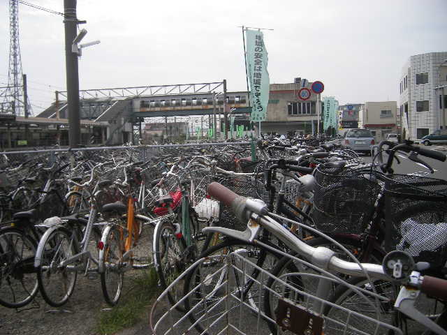 minami-nobeoka-eki-oct-14-2008-bicycles3.jpg