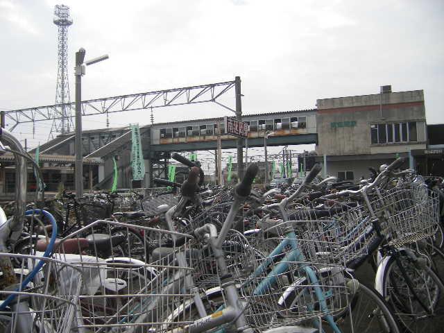 minami-nobeoka-eki-oct-14-2008-bicycles2.jpg